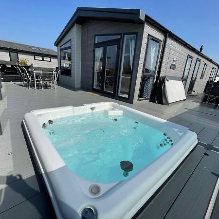 Indulgence Lakeside Lodge I3 With Hot Tub, Private Fishing Peg Situated At Tattershall Lakes Country Park المظهر الخارجي الصورة