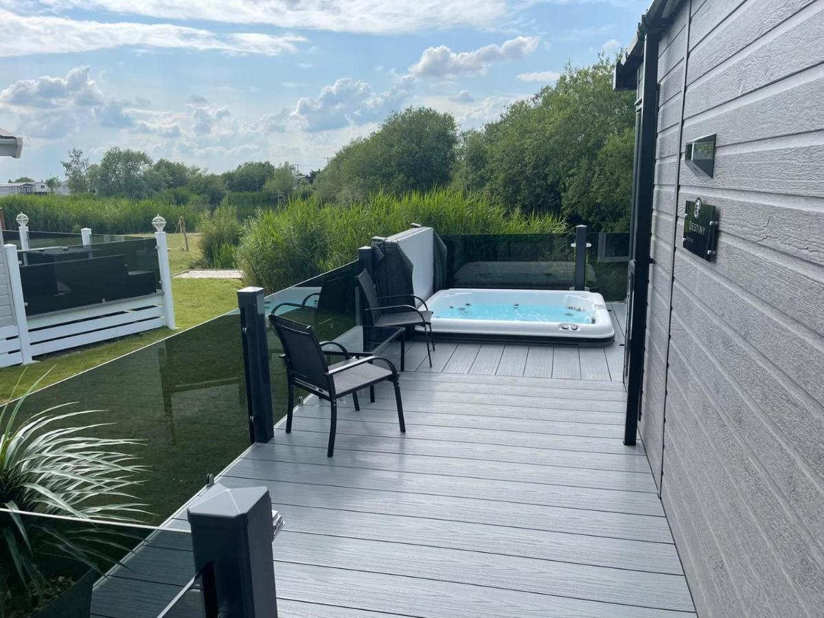 Indulgence Lakeside Lodge I3 With Hot Tub, Private Fishing Peg Situated At Tattershall Lakes Country Park المظهر الخارجي الصورة