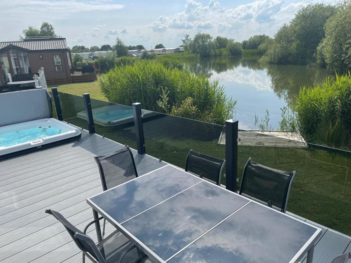 Indulgence Lakeside Lodge I3 With Hot Tub, Private Fishing Peg Situated At Tattershall Lakes Country Park المظهر الخارجي الصورة