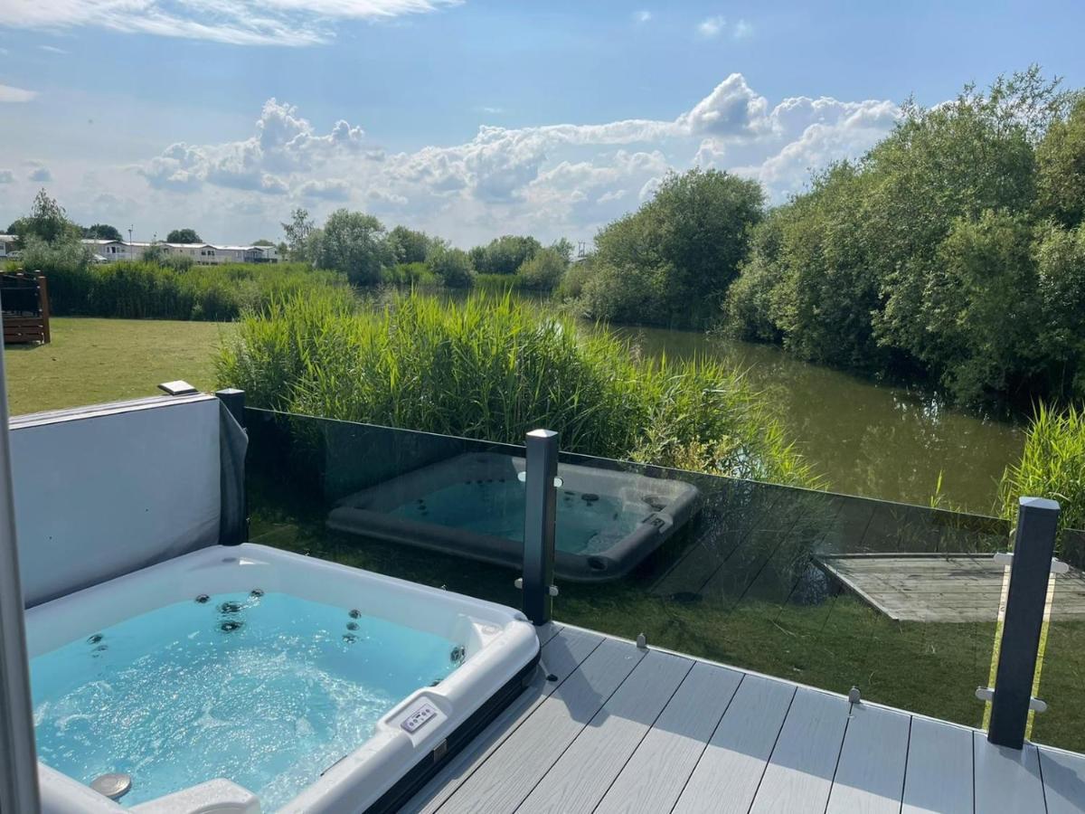 Indulgence Lakeside Lodge I3 With Hot Tub, Private Fishing Peg Situated At Tattershall Lakes Country Park المظهر الخارجي الصورة