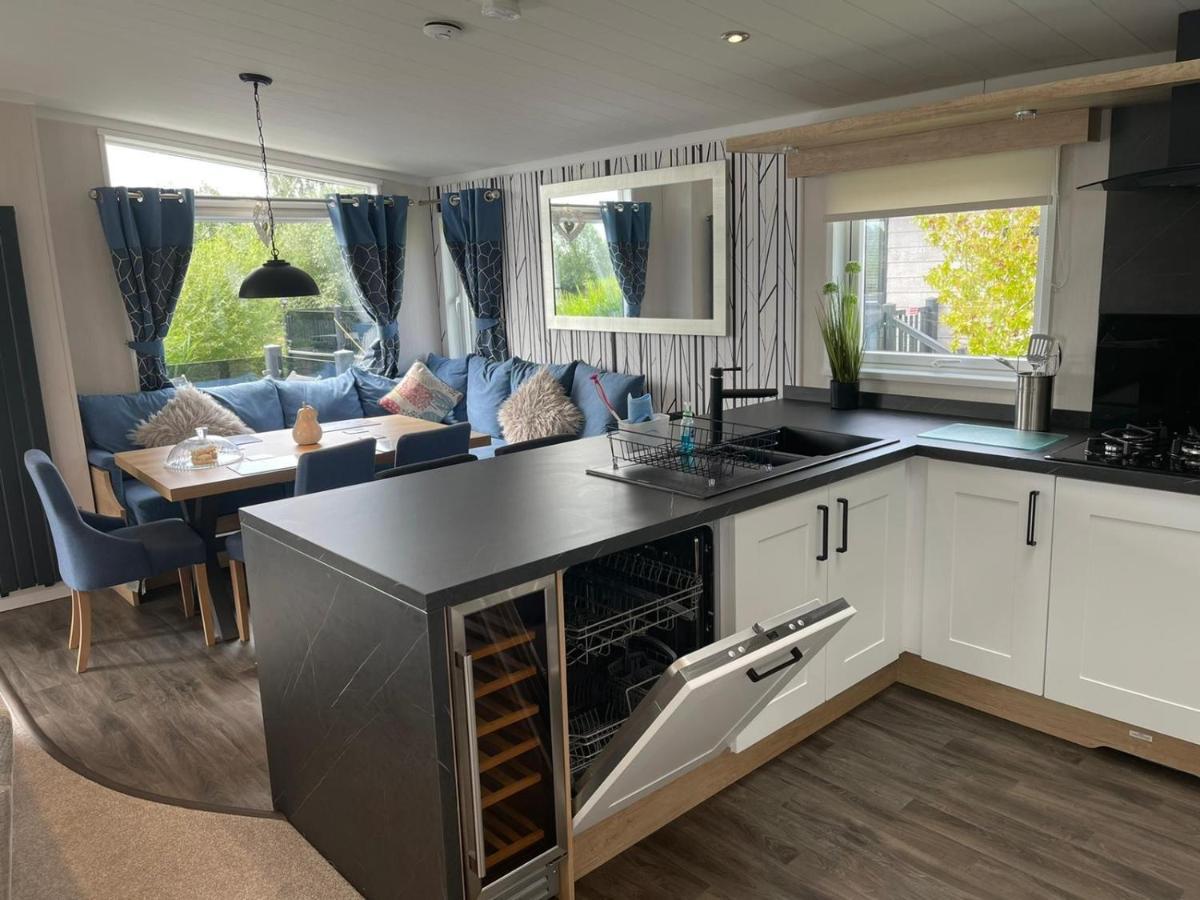 Indulgence Lakeside Lodge I3 With Hot Tub, Private Fishing Peg Situated At Tattershall Lakes Country Park المظهر الخارجي الصورة