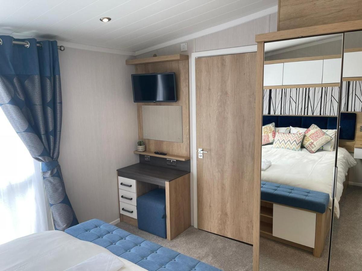 Indulgence Lakeside Lodge I3 With Hot Tub, Private Fishing Peg Situated At Tattershall Lakes Country Park المظهر الخارجي الصورة
