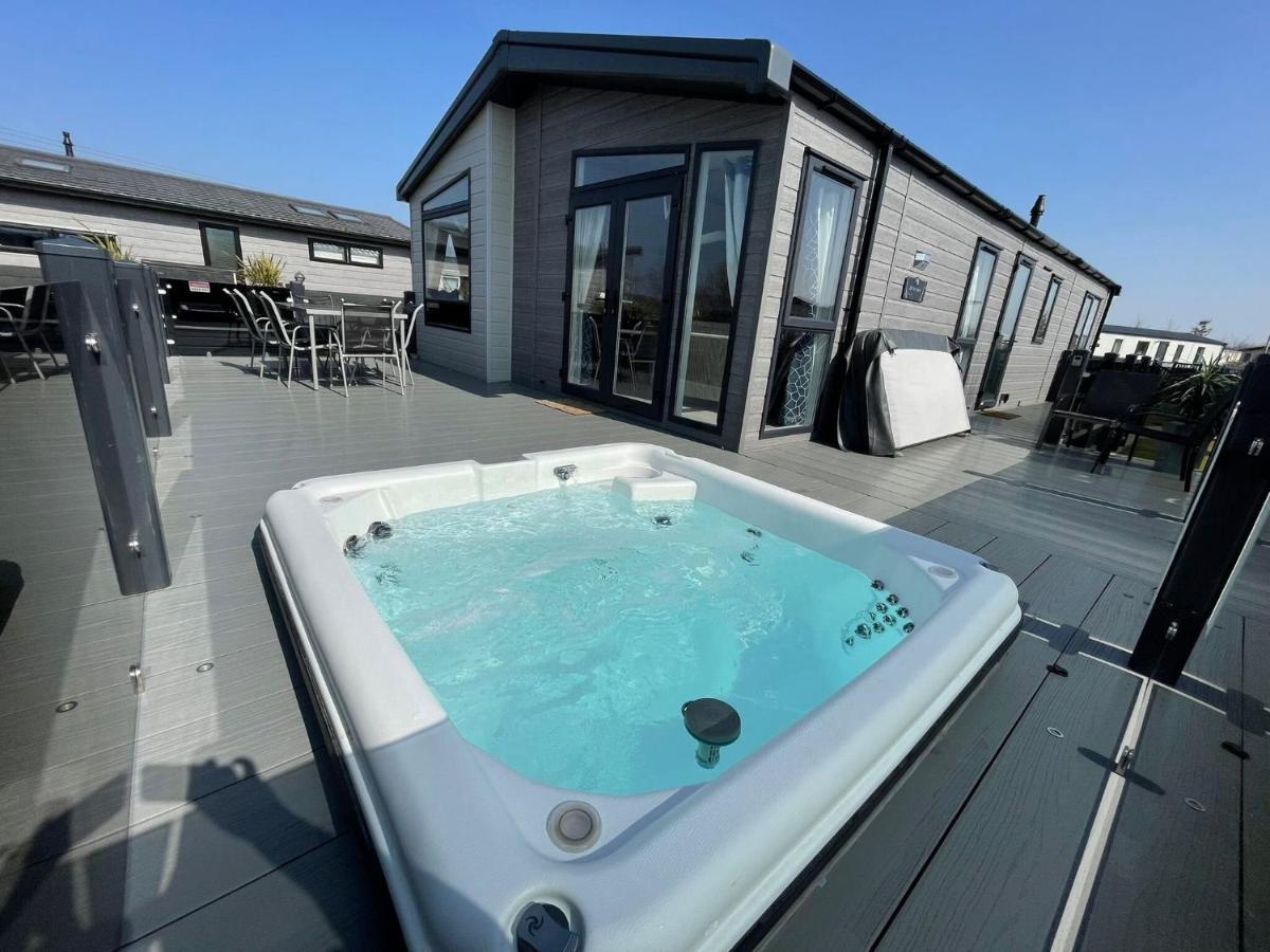 Indulgence Lakeside Lodge I3 With Hot Tub, Private Fishing Peg Situated At Tattershall Lakes Country Park المظهر الخارجي الصورة