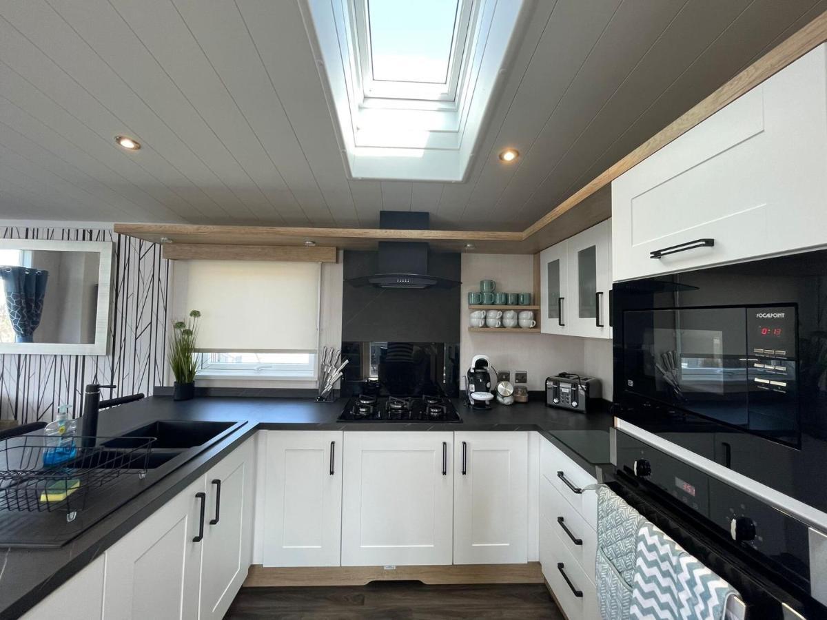 Indulgence Lakeside Lodge I3 With Hot Tub, Private Fishing Peg Situated At Tattershall Lakes Country Park المظهر الخارجي الصورة