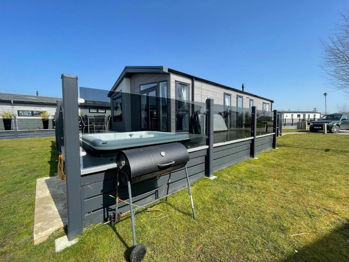 Indulgence Lakeside Lodge I3 With Hot Tub, Private Fishing Peg Situated At Tattershall Lakes Country Park المظهر الخارجي الصورة