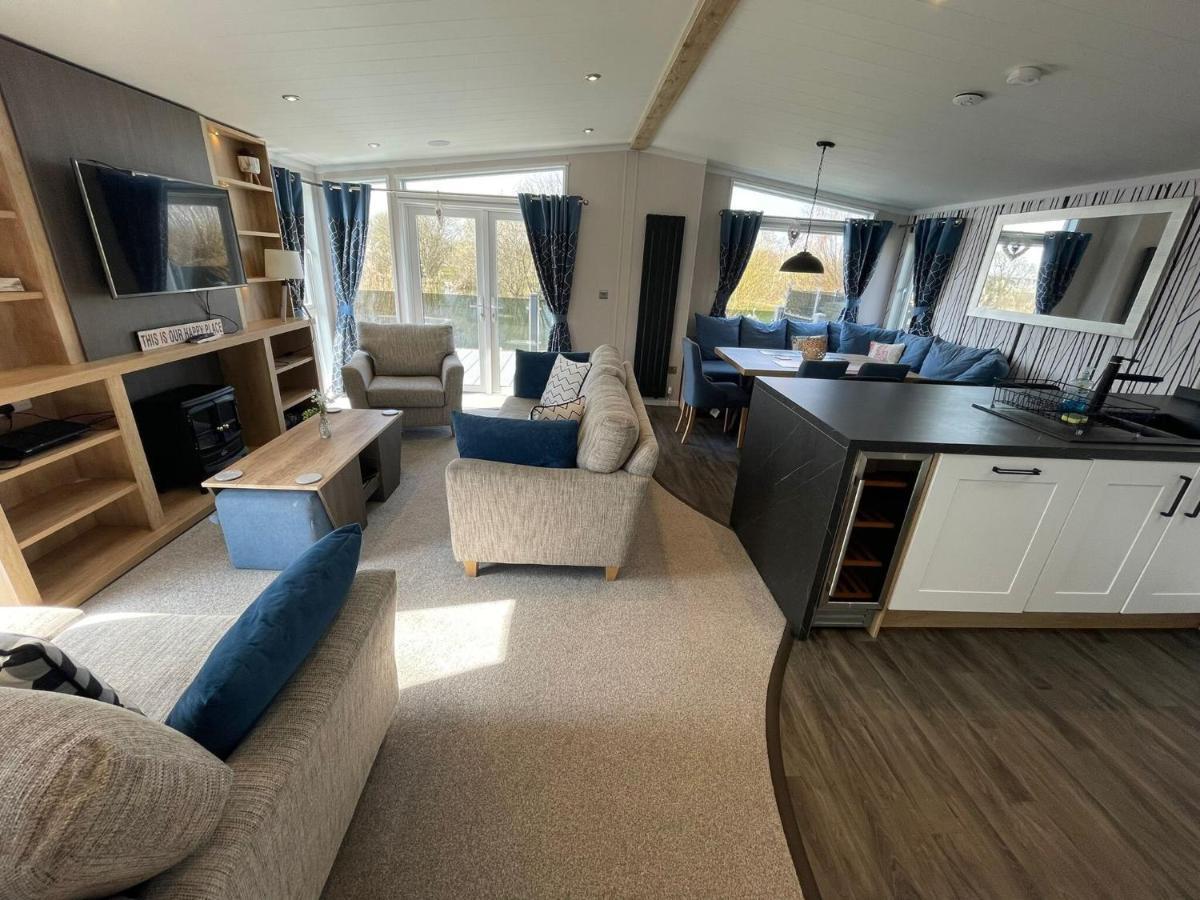 Indulgence Lakeside Lodge I3 With Hot Tub, Private Fishing Peg Situated At Tattershall Lakes Country Park المظهر الخارجي الصورة