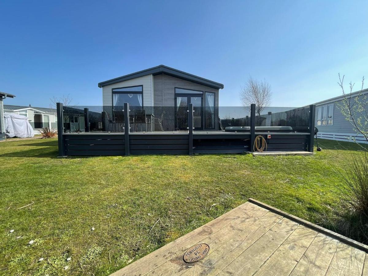 Indulgence Lakeside Lodge I3 With Hot Tub, Private Fishing Peg Situated At Tattershall Lakes Country Park المظهر الخارجي الصورة