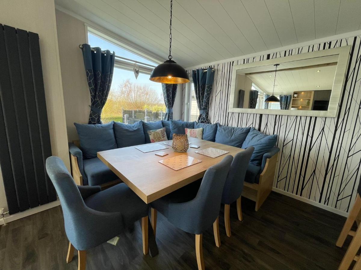 Indulgence Lakeside Lodge I3 With Hot Tub, Private Fishing Peg Situated At Tattershall Lakes Country Park المظهر الخارجي الصورة