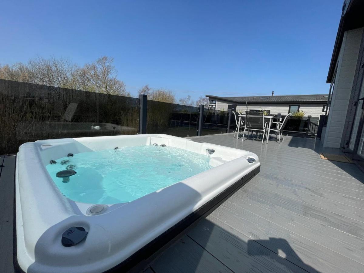 Indulgence Lakeside Lodge I3 With Hot Tub, Private Fishing Peg Situated At Tattershall Lakes Country Park المظهر الخارجي الصورة