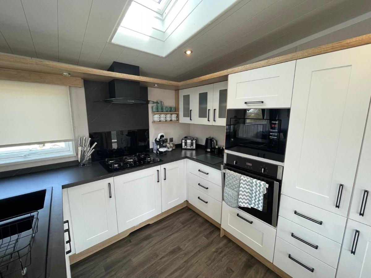 Indulgence Lakeside Lodge I3 With Hot Tub, Private Fishing Peg Situated At Tattershall Lakes Country Park المظهر الخارجي الصورة