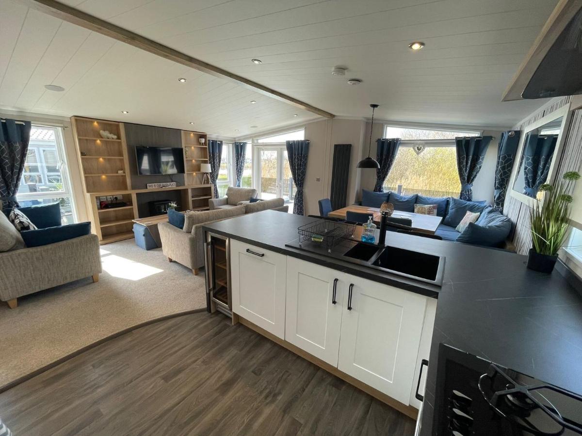 Indulgence Lakeside Lodge I3 With Hot Tub, Private Fishing Peg Situated At Tattershall Lakes Country Park المظهر الخارجي الصورة