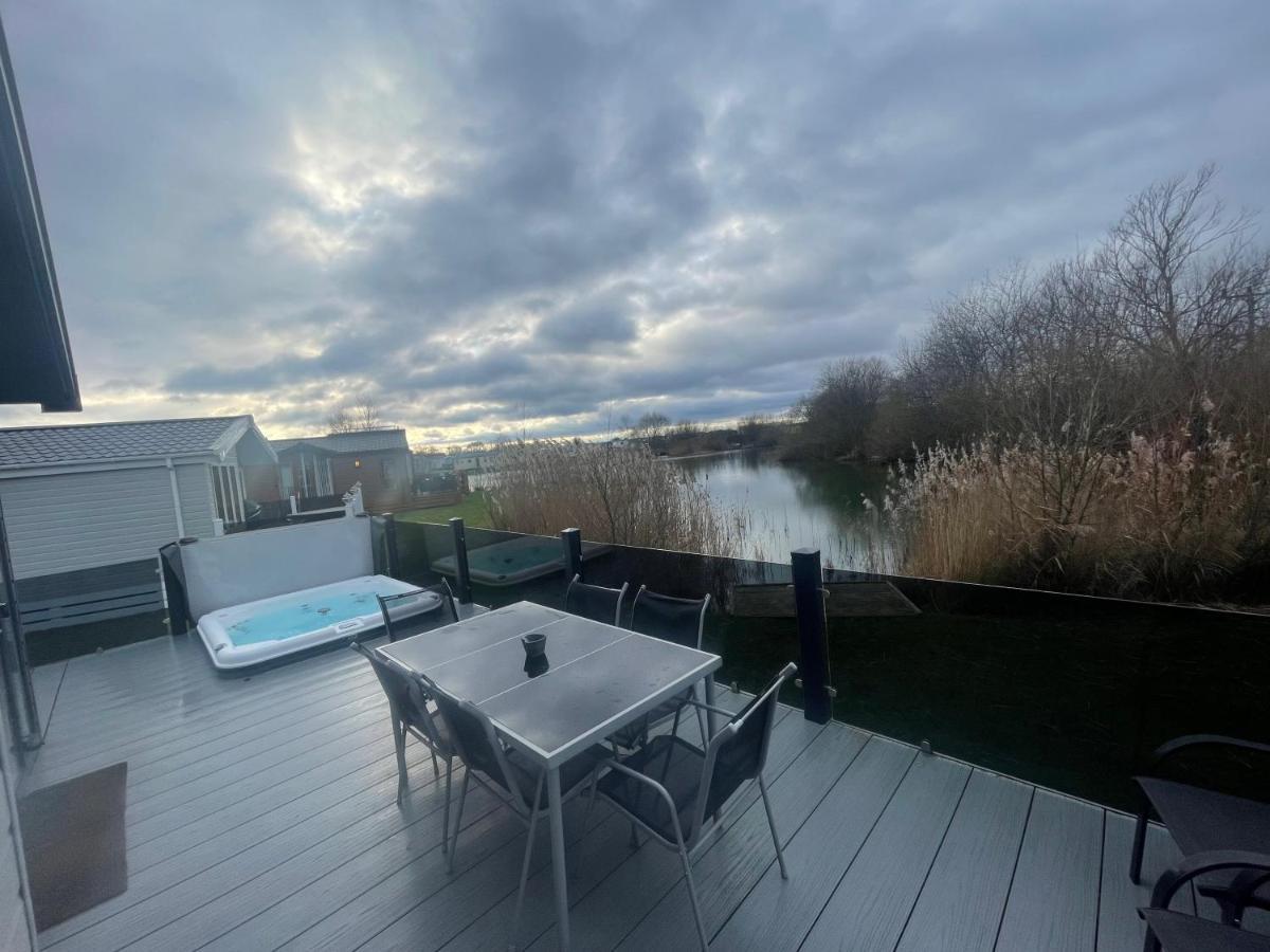 Indulgence Lakeside Lodge I3 With Hot Tub, Private Fishing Peg Situated At Tattershall Lakes Country Park المظهر الخارجي الصورة